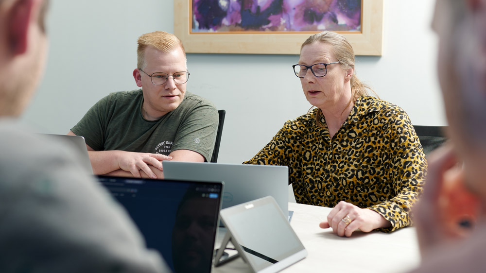 Arie Romkes en Ellie Beens overleggen in de spreekkamer