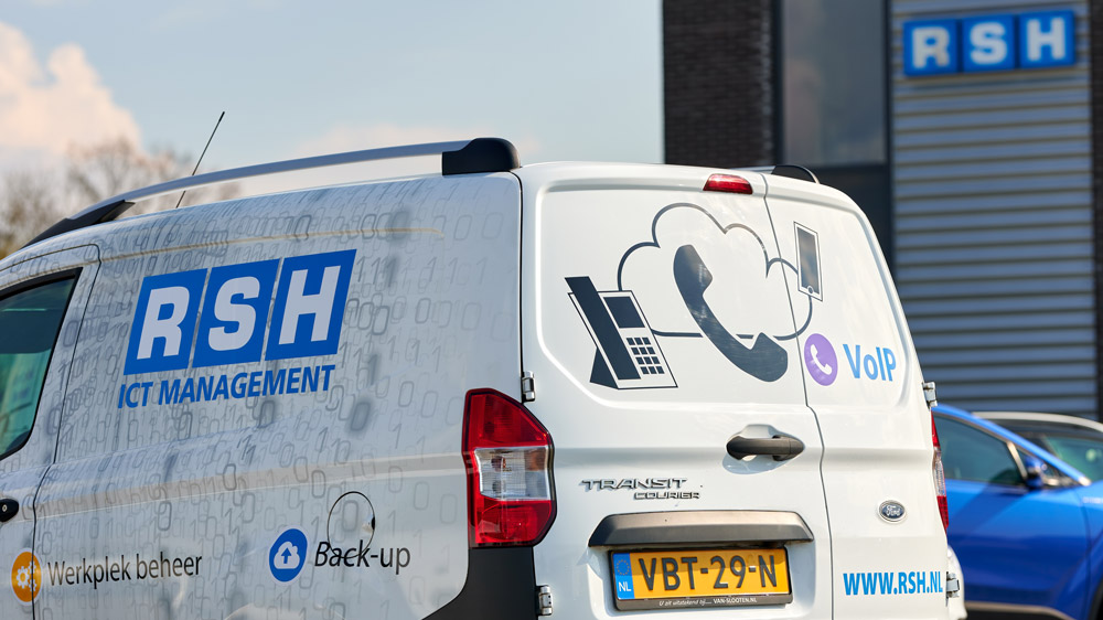 RSH ICT Management buitendienst busje geparkeerd op de parkeerplaats