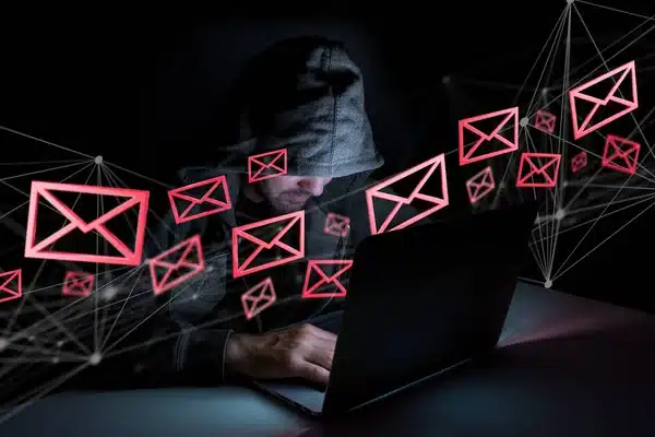 zwart achtergrond met vliegende roze email enveloppen