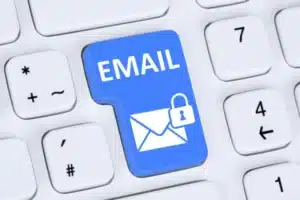 toetsenbord met blauwe toets met email