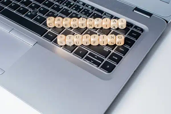 toetsenbord met houtenblokjes erop waar credential stuffing op staat